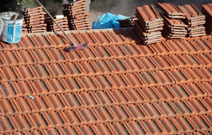 Acopio de teja curva sobre una cubierta en obra en la vega del Esla