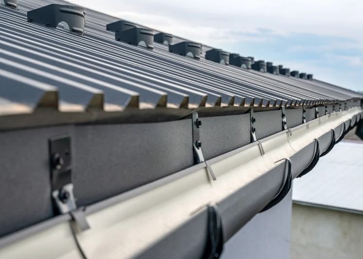 Sustitución de canalón de aluminio y bajante en vivienda de dos plantas
