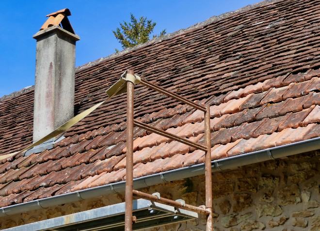 Reparación de limahoya y encuentro con chimenea en casa de pueblo